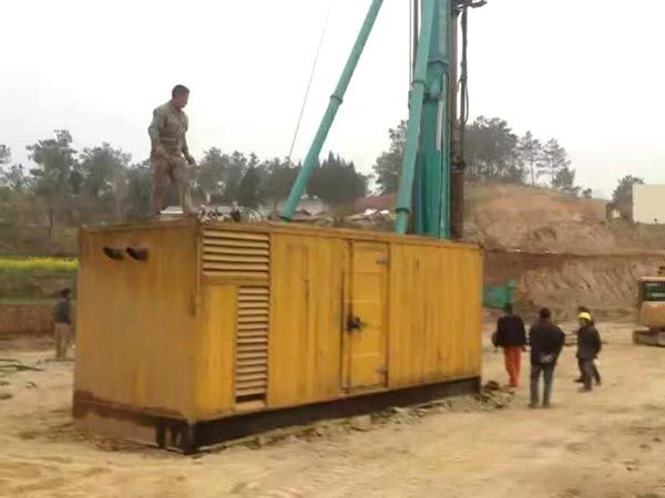 策勒如何判断水冷式机油散热器密封件是否需要更换？